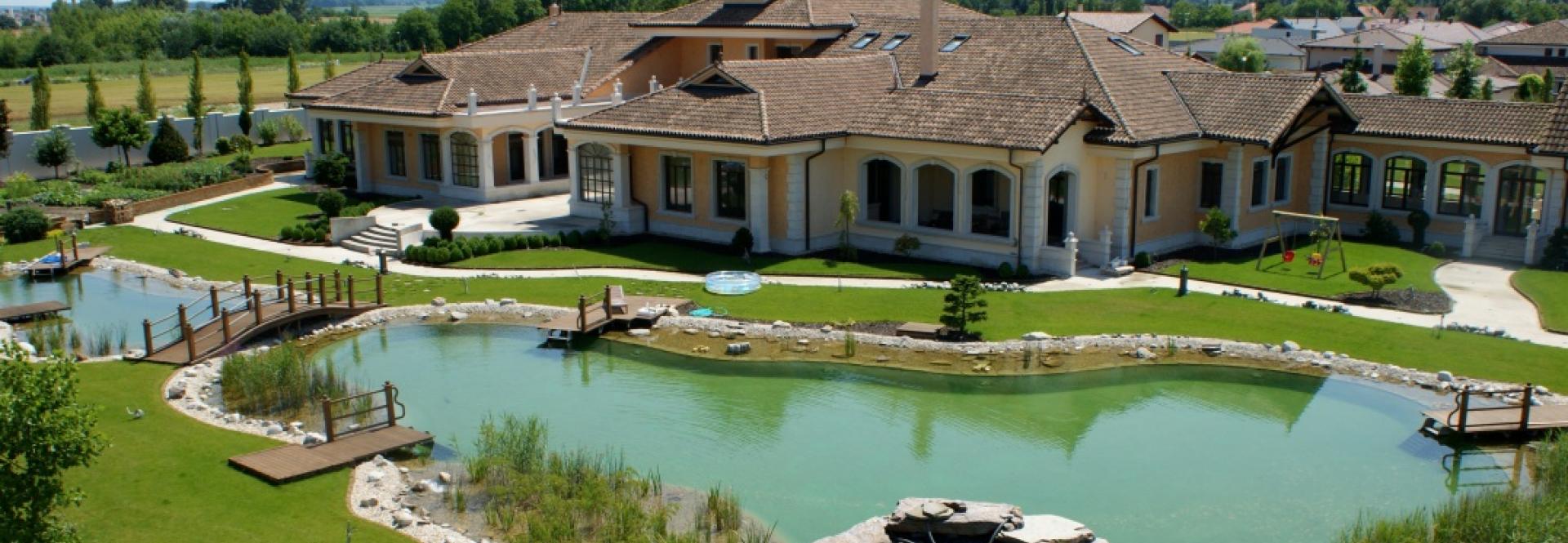 Tretia Galéria domy a strechy