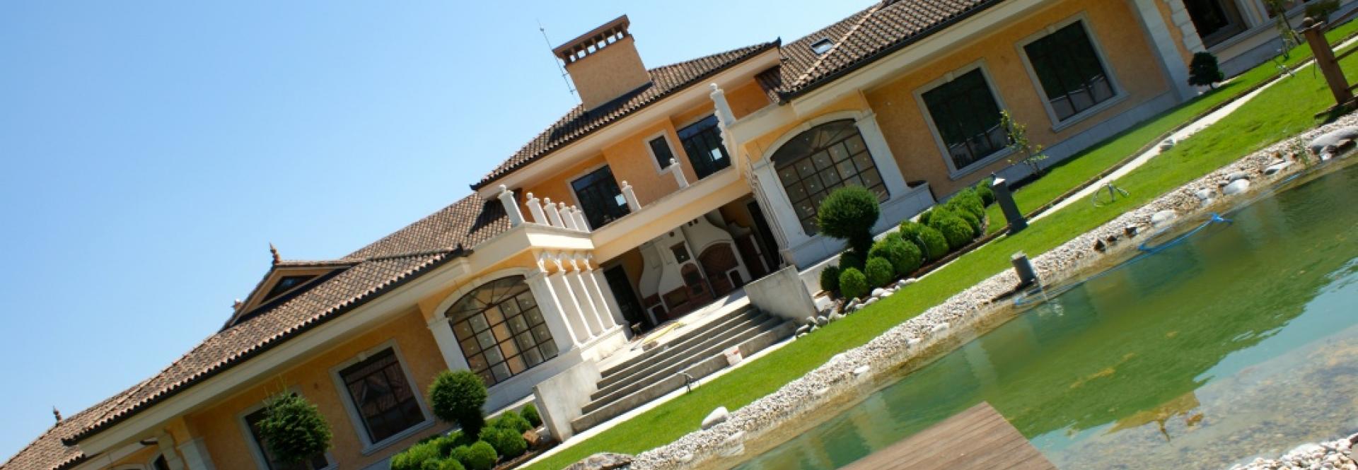 Tretia Galéria domy a strechy